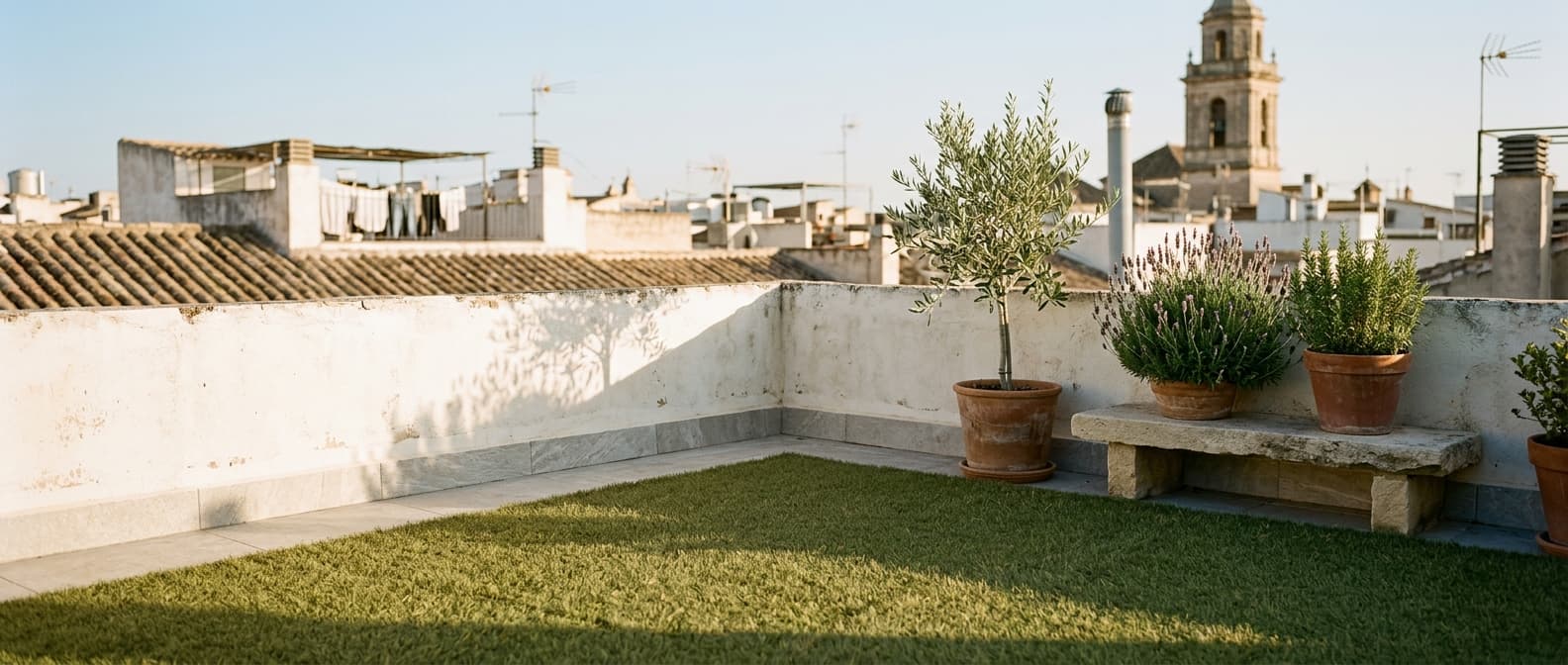 Terraza mediterránea con césped artificial