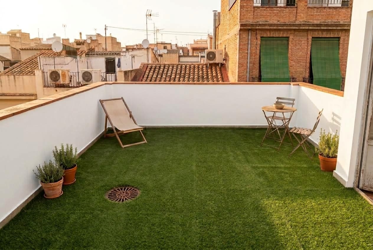 Terraza con césped artificial